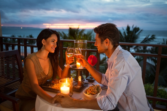 young-couple-enjoying-a-romantic-dinner-by-candlelight